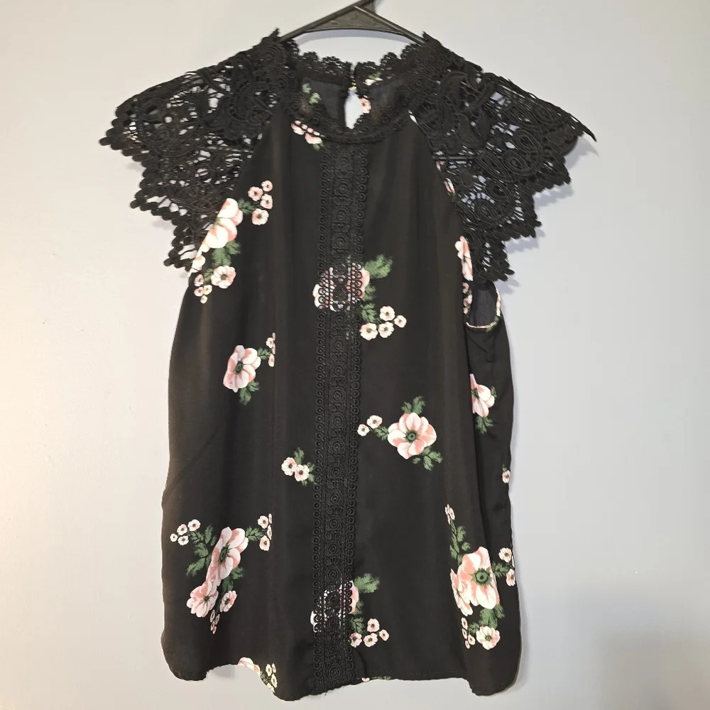 Black Floral Blouse w/ Embroidery Accents - Small - GUC